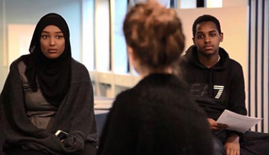 “Danskerne sidder inde i kantinen, og de lidt brune sidder ude i loungen” “Danskerne sidder inde i kantinen, og de lidt brune sidder ude i loungen”